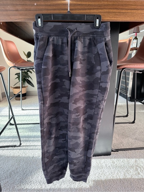 lululemon athletica Pants - Lululemon Women’s Black gray Camo Jogger Sweatpants size 4 great used condition.